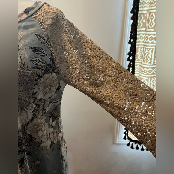 Floral top with stretchy lace sleeves - Picture 3 of 3